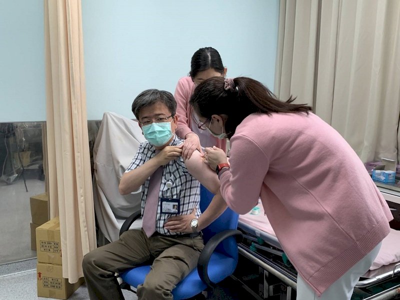Liên minh EU đưa hiện tượng huyết khối vào tác dụng phụ khi tiêm Vaccine AZ, Trung tâm Chỉ đạo: Tiêm thì lợi vẫn nhiều hơn hại, Đài Loan sẽ tiếp tục tiêm chủng