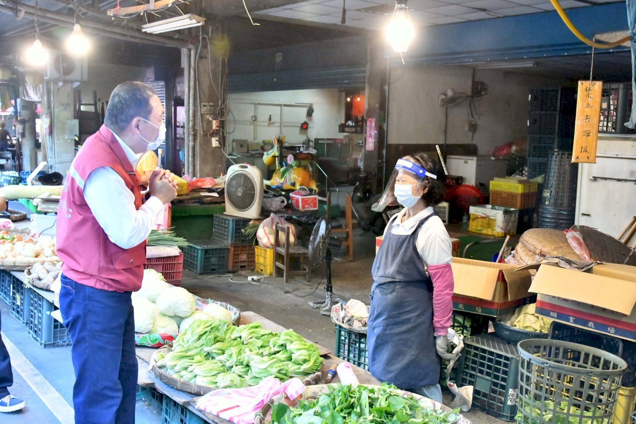 Chợ vẫn đông trong dịp nghỉ lễ Tết Đoan Ngọ, Thị trưởng Tân Bắc kêu gọi thực thi phân luồng và mua đầy đủ trong một lần mua sắm