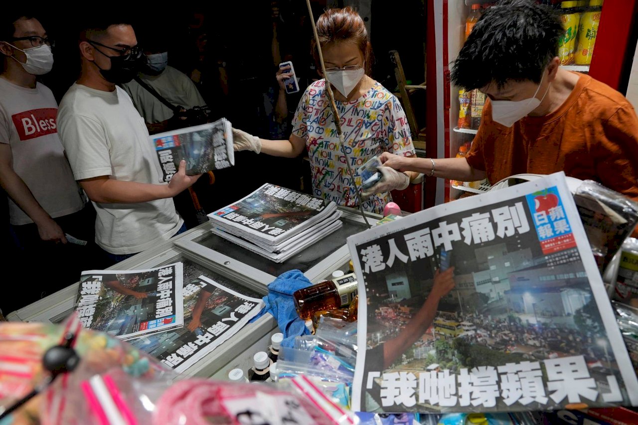 Báo Apple Daily Hong Kong bị buộc phải đóng cửa, Ủy ban Trung Hoa Lục Địa: đã gióng lên hồi chuông chấm dứt tự do ngôn luận của báo chí Hong Kong