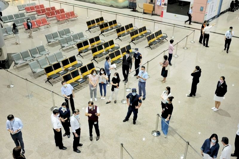 Nâng cấp kiểm dịch nhập cảnh tại sân bay, mỗi người phải tốn 4 phút để lấy mẫu. Sân bay Đào Viên mong người dân nhẫn nại chờ đợi
