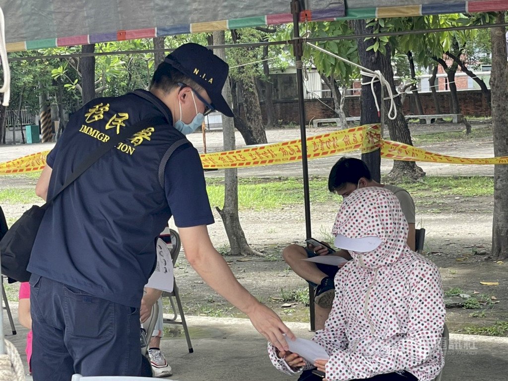 Sợ bị bắt giữ, chỉ có hơn 50 lao động nước ngoài lưu trú quá hạn tại Cao Hùng tự nguyện đi xét nghiệm Covid 19