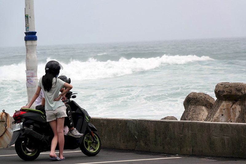 Bão In-Fa đến gần, giảm nhiều chuyến tàu ra đảo Tiểu Lưu Cầu, nông dân Đài Nam tăng cường củng cố chống bão