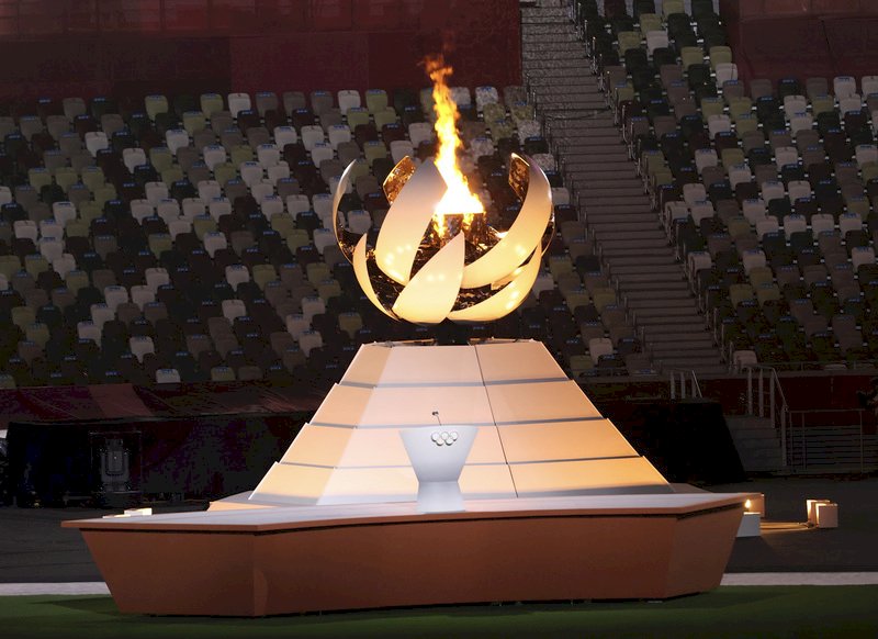 Bế mạc Olympic Tokyo 2020. Thống đốc Tokyo bàn giao cờ Olympic cho Thị trưởng Paris - thành phố đăng cai Olympic Paris 2024