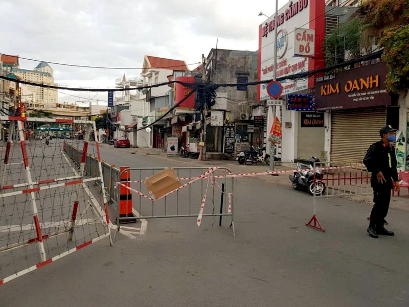 Lực lượng quân đội lập các chốt khắp các ngã đường TP HCM nhằm siết chặt giãn cách xã hội