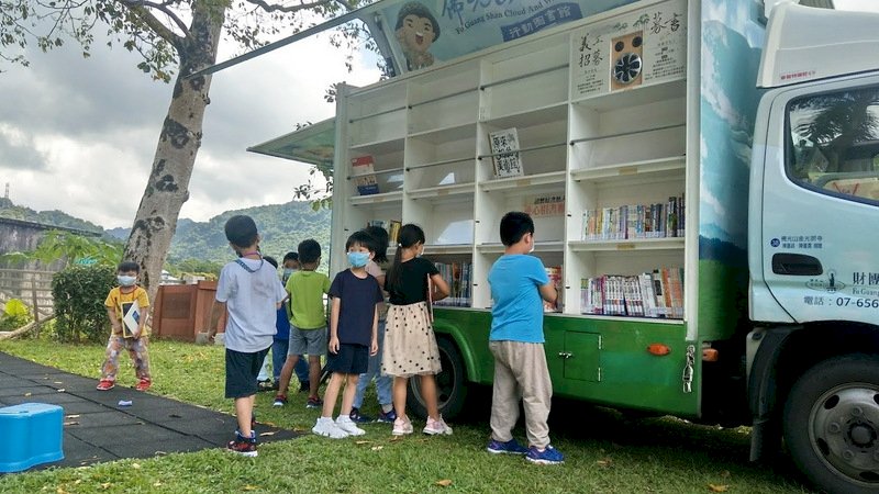 Xe thư viện lưu động Hải Âu đưa sách đến với học sinh Trường tiểu học Hòa Bình