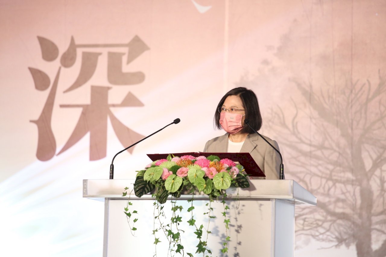 Tổng thống Thái Anh Văn: Các giáo viên trên cả nước là những người hùng thầm lặng trong cuộc chiến chống dịch