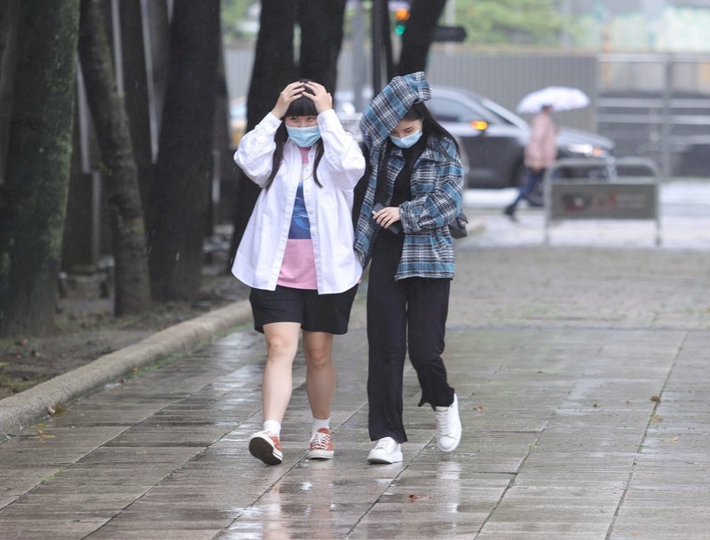 Vùng đón gió phía Đông Bắc có mưa cục bộ, các nơi khác có mây đến có nắng