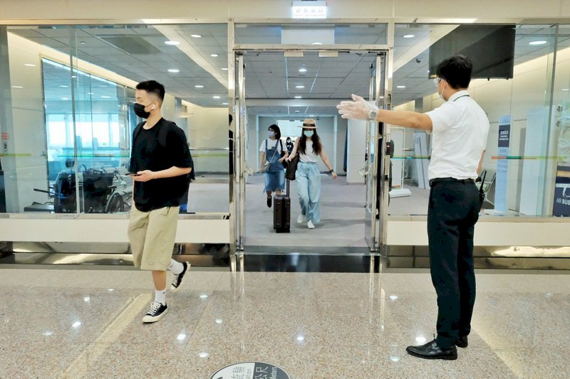 Cân nhắc đến khả năng kiểm soát dịch bệnh trong dịp Tết âm lịch, Bộ Giáo dục yêu cầu du học sinh nước ngoài nhập cảnh trước ngày 15/12