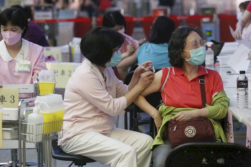 Độ bao phủ mũi vaccine thứ 2 đạt gần 60%, đã có hơn 2000 người tiêm mũi thứ 3