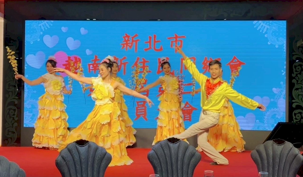 Nhóm Sen hồng gửi tâm hồn Việt vào điệu múa tỏa sáng trên đất Đài