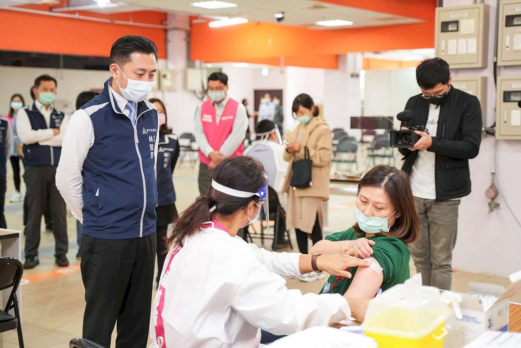 Kể từ ngày 3/1, tiêm vắc xin Covid-19 tại chợ Zhongzheng, thành phố Tân Trúc, không cần phải đăng ký trước, còn được tặng phiếu mua hàng trị giá 100 Đài tệ