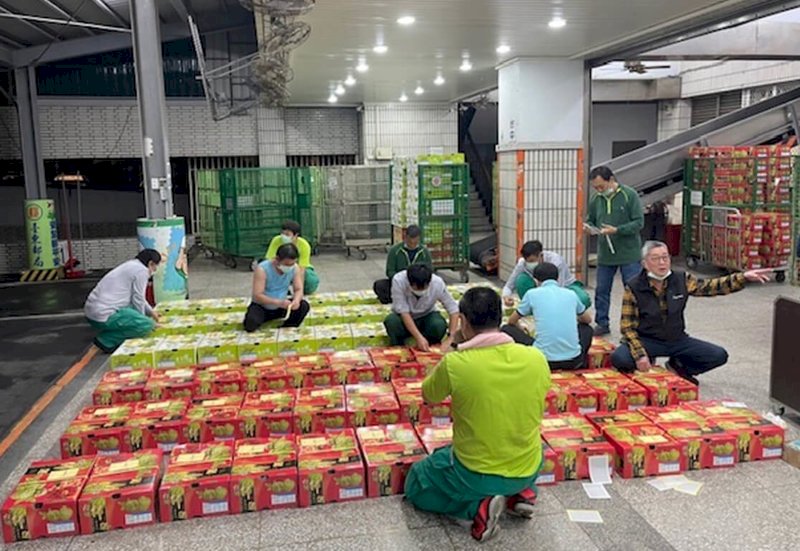 Cục Bưu chính Đài Đông tăng cường nhân lực vận chuyển đơn đặt hàng quả Na dứa đến tay khách hàng trước Tết