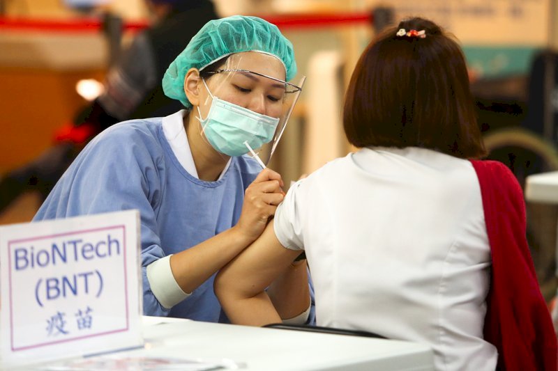 Lượng người đăng ký tiêm liều bổ sung bằng vaccine BNT tại Đài Bắc giảm, Thị trưởng cho biết không có nhiều vaccine Moderna để cung ứng cho người dân