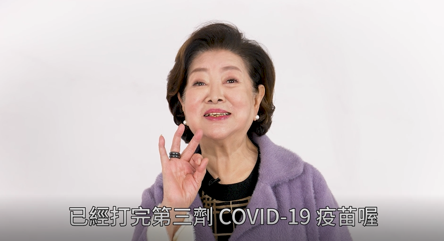 “Bà ngoại quốc dân” tiêm vaccine, yên tâm nâng cao sức bảo vệ