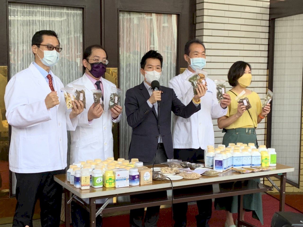 Bác sĩ khuyến cáo đừng tùy tiện mua thuốc y học cổ truyền NRICM101 điều trị Covid-19 đang bị đội giá, e rằng vừa lãng phí tiền bạc vừa không tốt cho sức khỏe