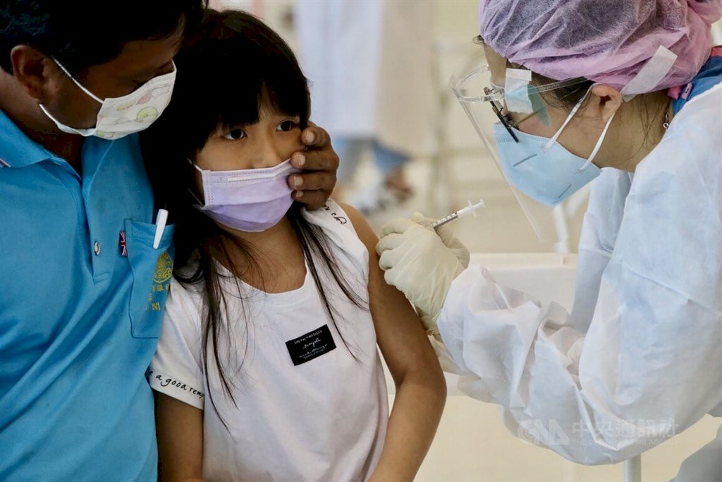Rút ngắn khoảng cách 2 mũi tiêm vắc xin phòng Covid-19 cho trẻ em