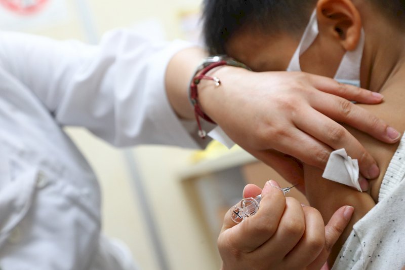 Không rút ngắn khoảng cách tiêm vắc-xin BNT cho trẻ em, kiến nghị không tiêm trộn cho trẻ