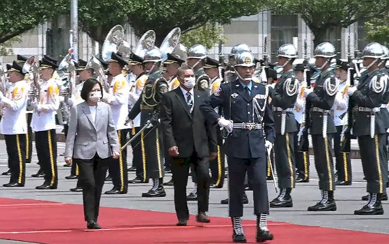 Tổng thống Thái Anh Văn chào đón Thủ tướng Tuvalu Kausea Natano bằng nghi lễ quân đội, cảm ơn Tuvalu đã lên tiếng ủng hộ Đài Loan