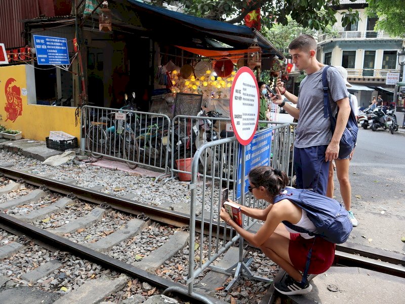Người dân Việt Nam mong muốn phố đường tàu Hà Nội mở cửa hoạt động trở lại theo cách của phố cổ Thập Phần ở Đài Loan