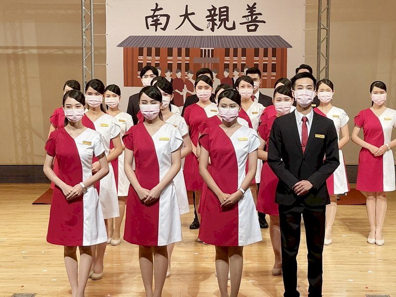 Đại học đầu tiên tại miền Nam tham gia lễ tân phục vụ đại lễ Quốc khánh, 21 thành viên của đội lễ tân Đại học Đài Nam lộ diện