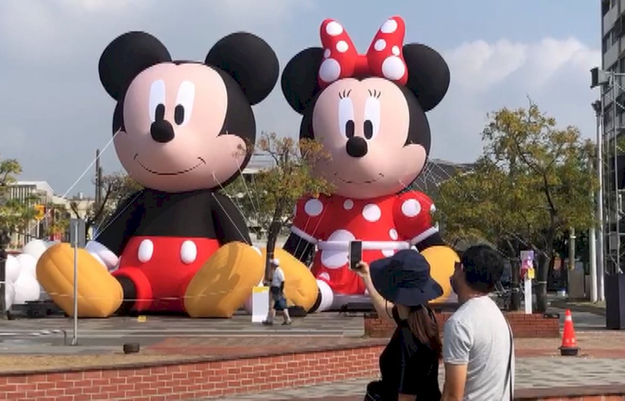 Chuột Mickey và Minnie khổng lồ bất ngờ xuất hiện tại Đài Nam