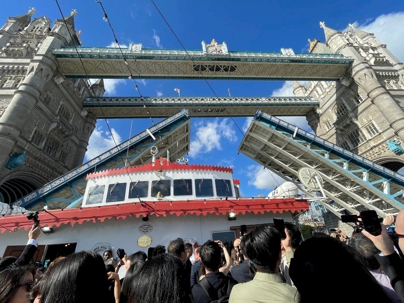 Kiều bào tại Anh quốc tổ chức Quốc khánh trên sông Thames, cầu tháp Luân Đôn mở ra vì Đài Loan