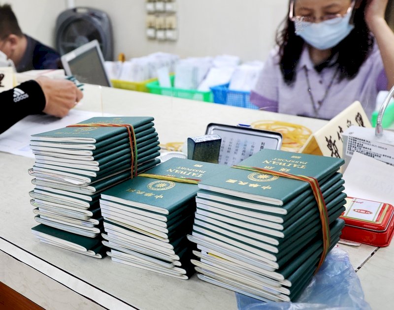 Người xin cấp đổi hộ chiếu quá đông, Cục Lãnh sự kêu gọi đăng ký hẹn qua mạng
