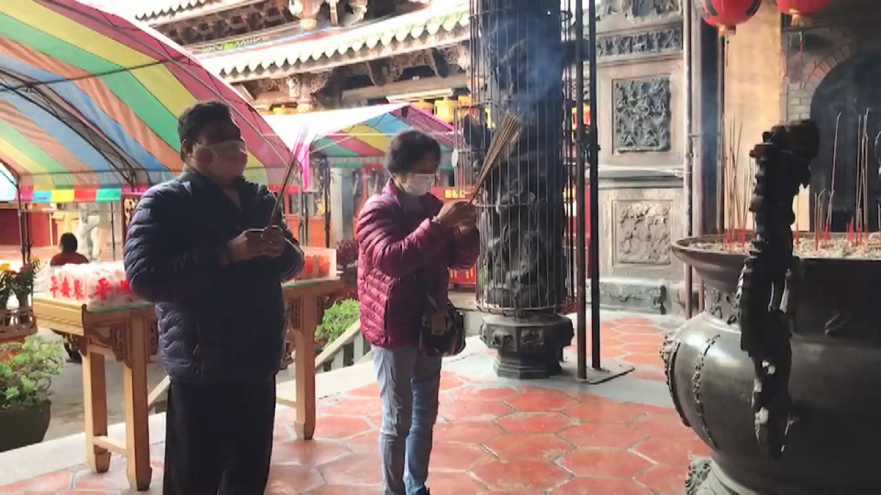 Thời đại vật giá leo thang, chi phí thắp đèn cầu bình an cũng tăng