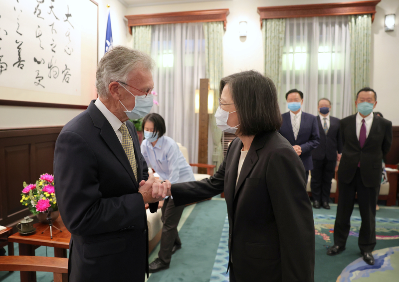 Gặp gỡ nhóm chuyên gia cố vấn của Washington. Tổng thống cảm ơn Mỹ về việc bán vũ khí quân sự cho Đài Loan và việc thực hiện tự do hàng hải