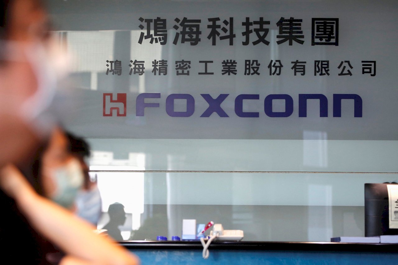 Biểu tình của công nhân nhà máy Foxconn tại Trịnh Châu, tập đoàn Hồng Hải xin lỗi vì thiếu sót trong tuyển dụng