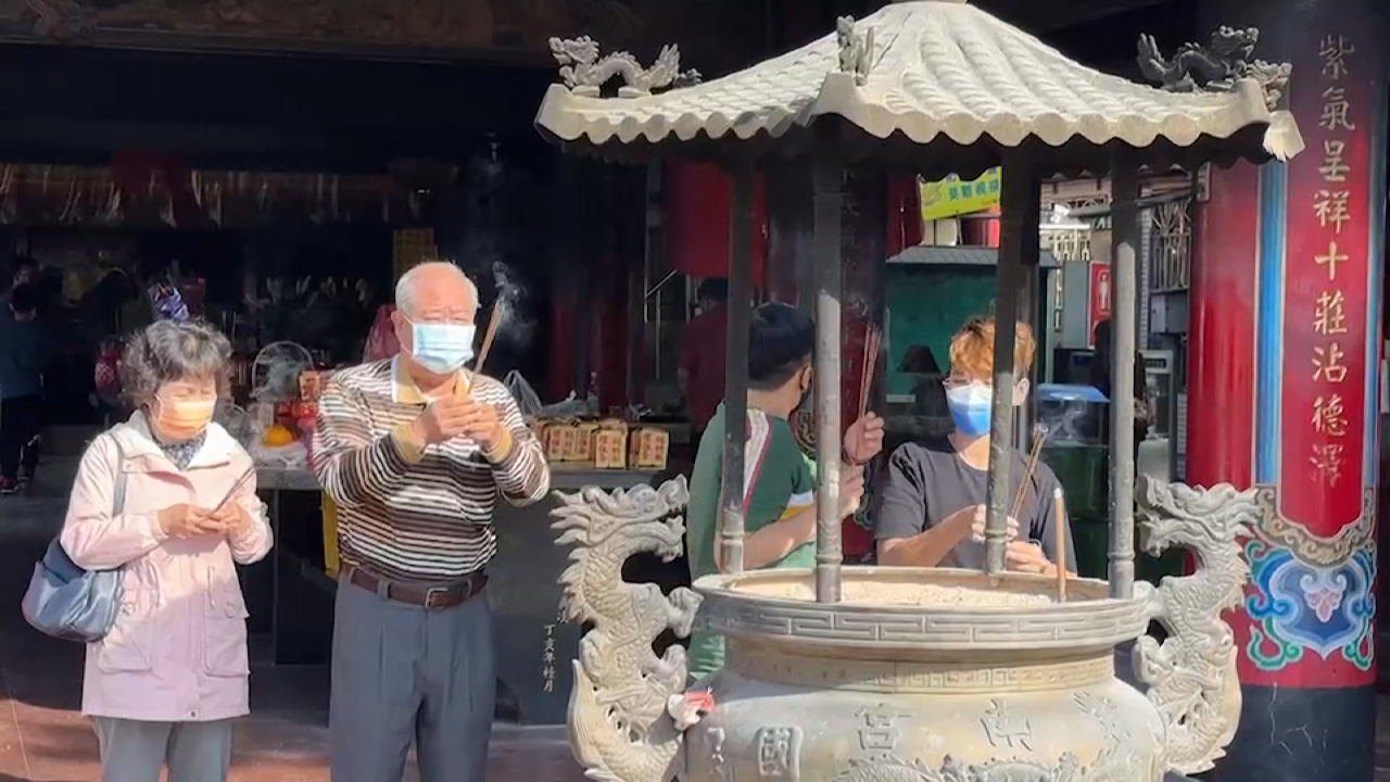 Không cần phải đeo khẩu trang ở ngoài trời, nhưng vào bên trong miếu hành hương vẫn phải đeo khẩu trang