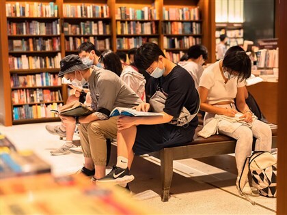 Nhà sách Eslite công bố báo cáo tỷ lệ đọc sách, người dưới 29 tuổi có tỷ lệ mua sách cao nhất
