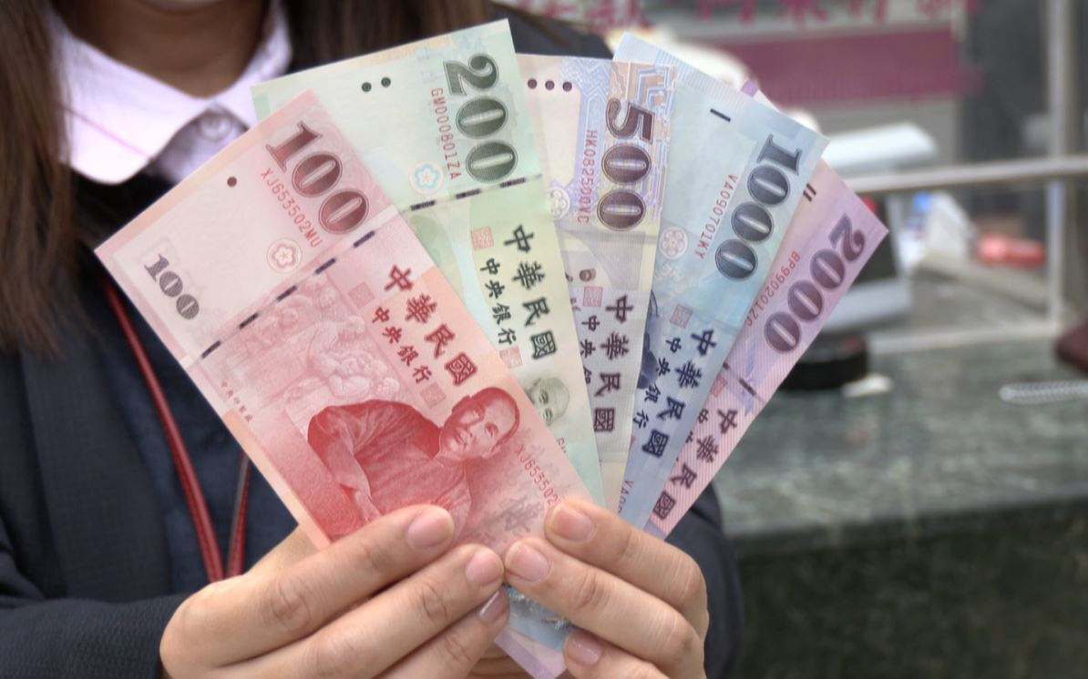 Đổi tiền mới đón Tết Âm lịch, dòng người xếp hàng dài tại ngân hàng trong ngày đổi tiền mới đầu tiên