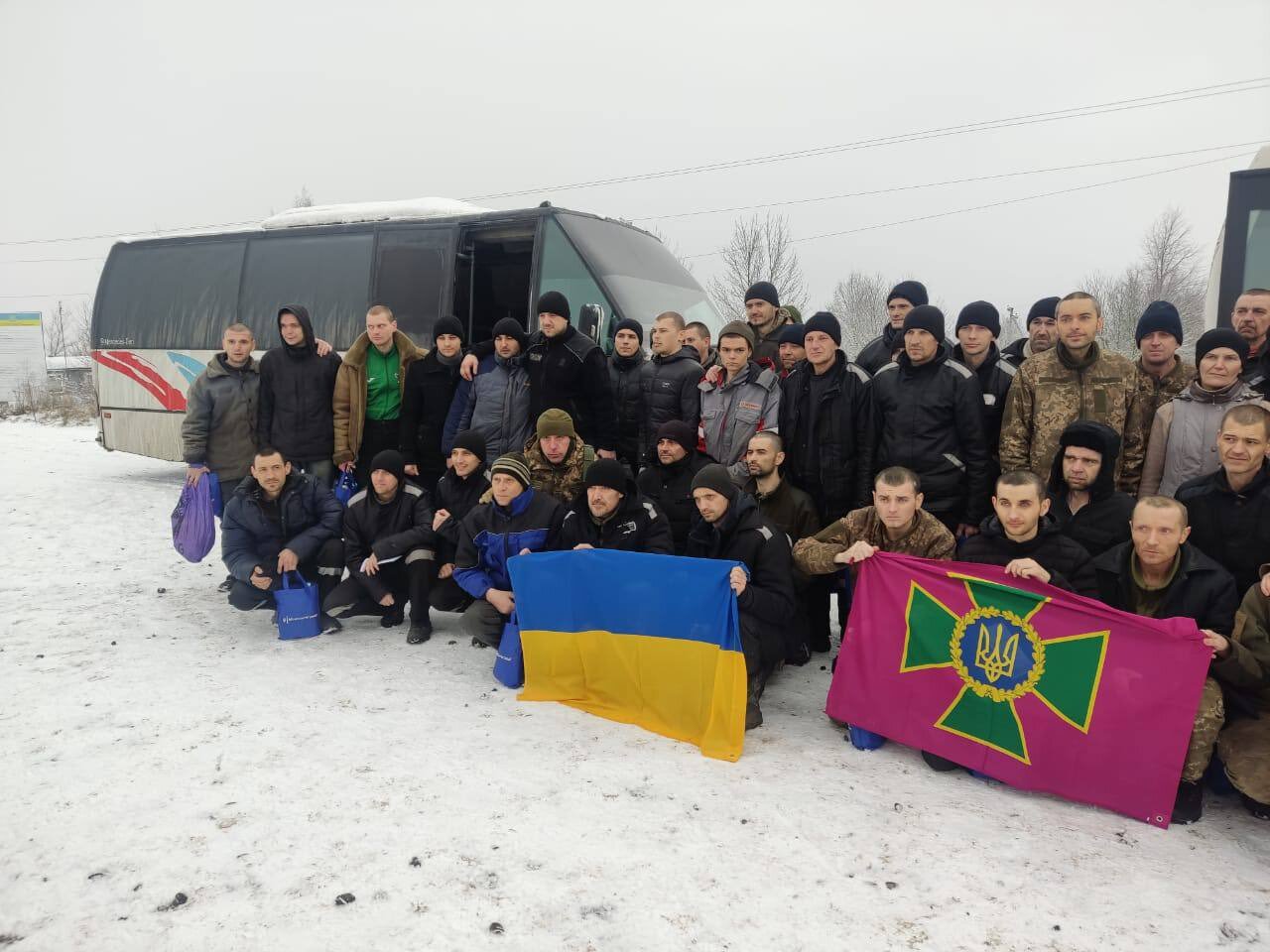 Nga và Ukraine trao đổi gần 200 tù binh, hai thi thể tình nguyện viên người Anh được đưa trở về Ukraine