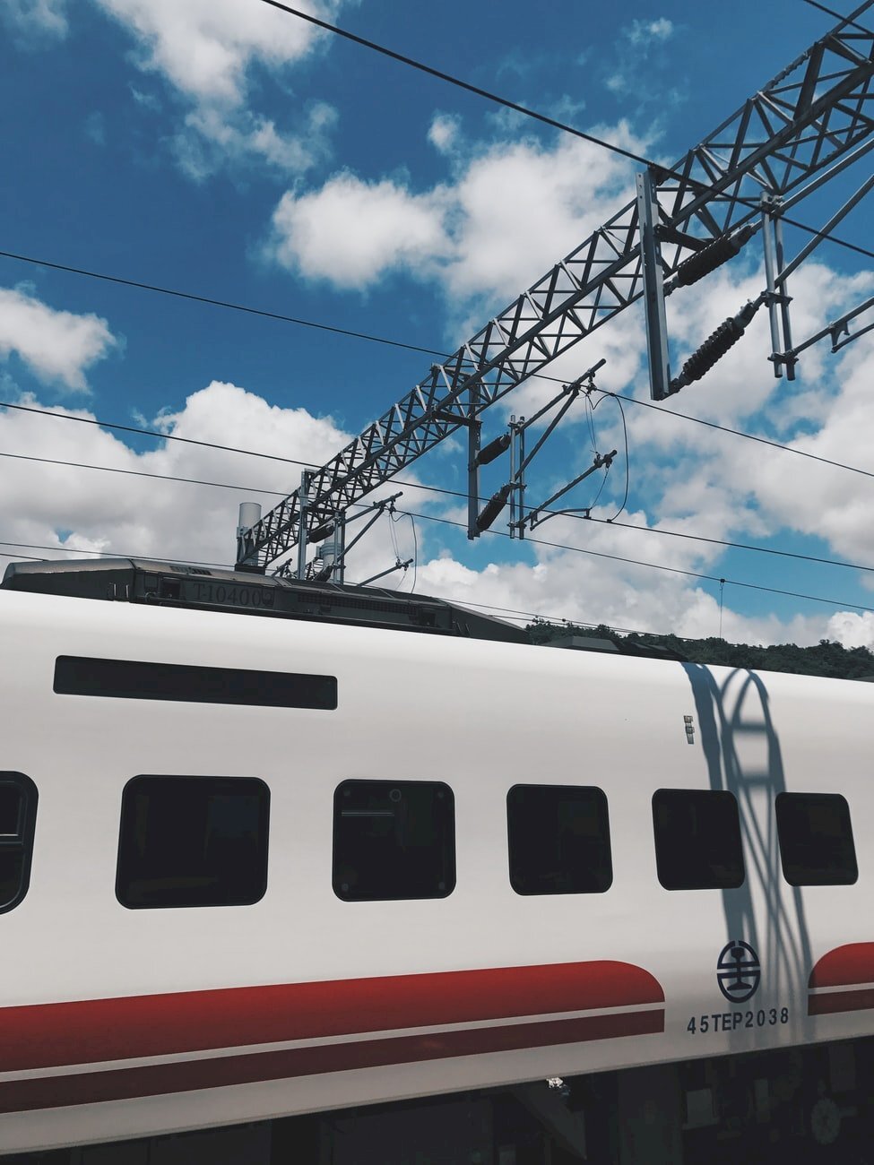 Một hành khách nhảy xuống đường ray và bị tàu Puyuma Express đâm tử vong, 16 chuyến tàu bị trì hoãn 244 phút