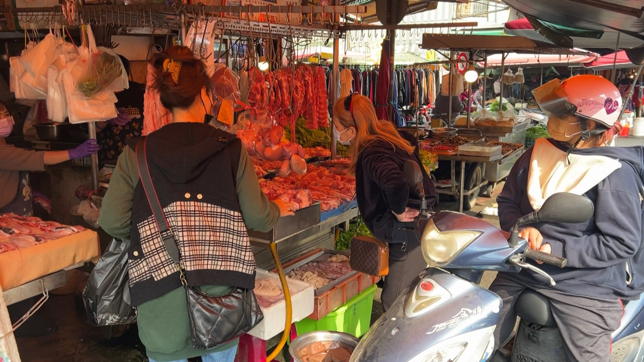 Giá thịt heo cũng “đòi leo thang”, các chủ sạp tại Gia Nghĩa e ngại tuần sau sẽ còn tăng lên tiếp