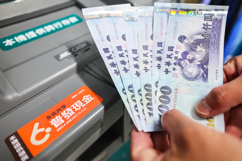 Rút tiền dịp Tết, nên tránh thời gian cao điểm để không phải xếp hàng