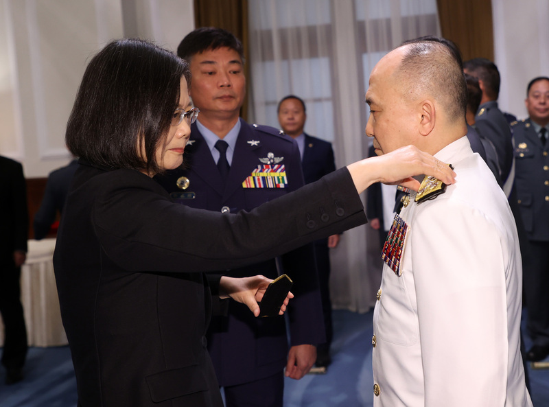Cán bộ cấp cao quan trọng của quân đội quốc gia được trao tặng huân chương và gắn quân hàm, Tổng thống hy vọng tăng cường huấn luyện và chiến lực