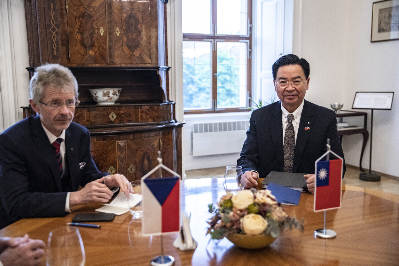 Ngoại trưởng Ngô Chiêu Nhiếp gặp gỡ Chủ tịch Thượng Viện Cộng Hòa Czech và tham gia diễn thuyết trong hội nghị an ninh châu Âu