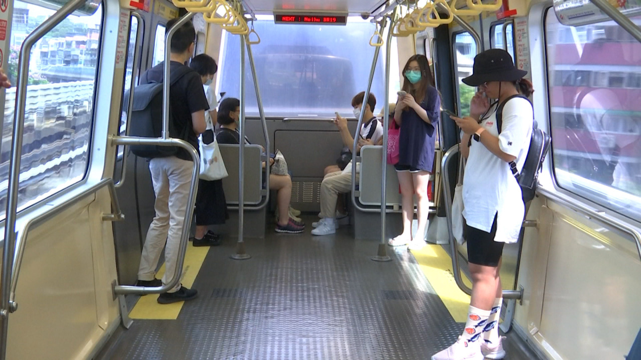 Để gia tăng khả năng vận chuyển hành khách, tuyến metro màu Nâu gỡ bỏ ghế ngồi