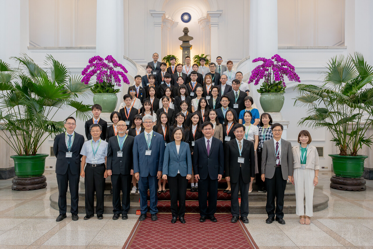 Dành sự khẳng định đối với học sinh đoạt giải tại Triển lãm khoa học quốc tế, Tổng thống: để thế giới nhìn thấy năng lực nghiên cứu khoa học của Đài Loan