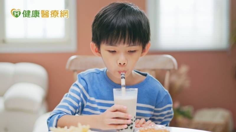 Mùa hè uống quá nhiều thức uống có đường, có thể ảnh hưởng đến não bộ trẻ em