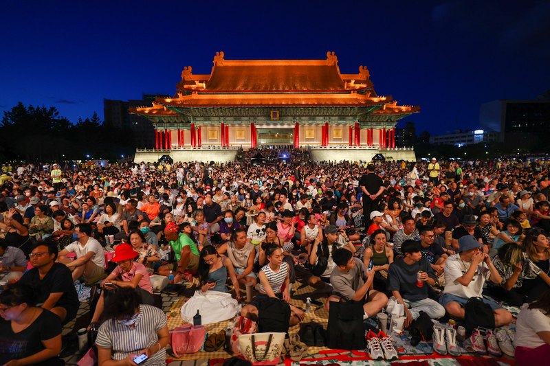 Vở múa “Thập tam thanh – 13 tongues” công diễn ngoài trời ở Nhà hát Quốc gia với 20.000 khán giả tới thưởng thức