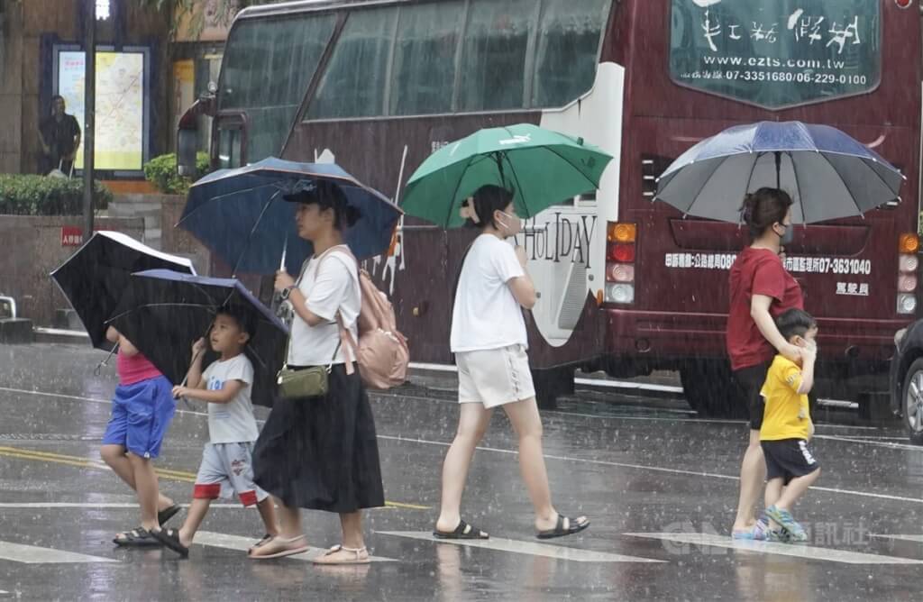 Do ảnh hưởng gió Tây Nam, Trung Nam bộ đề phòng mưa dông mang theo sấm sét cục bộ