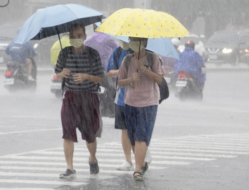 Mưa to vào sáng sớm ở Cao Hùng dẫn đến ngập lụt nặng và nhiều xe chết máy trên đường