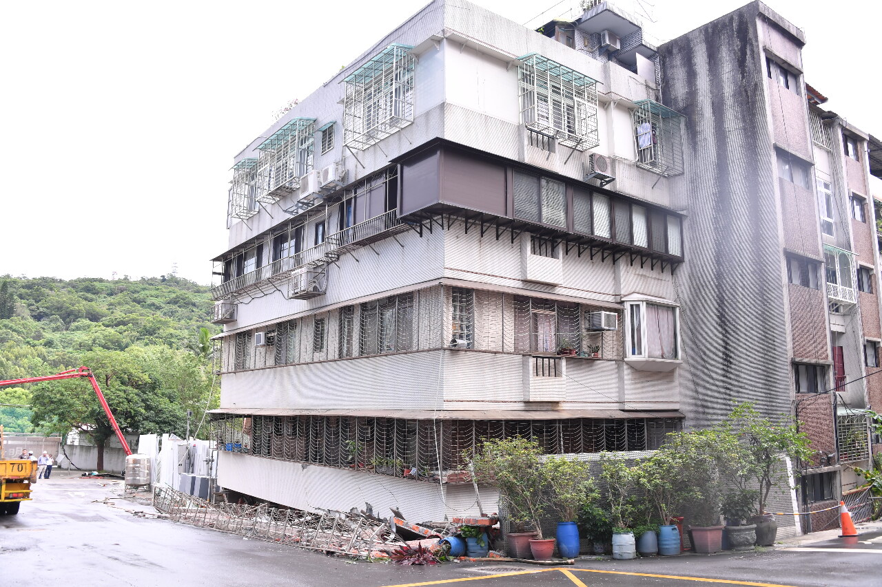 Tòa nhà dân cư trên đường Dazhi khu Zhongshan Đài Bắc bất ngờ đổ sập, sơ tán 367 người