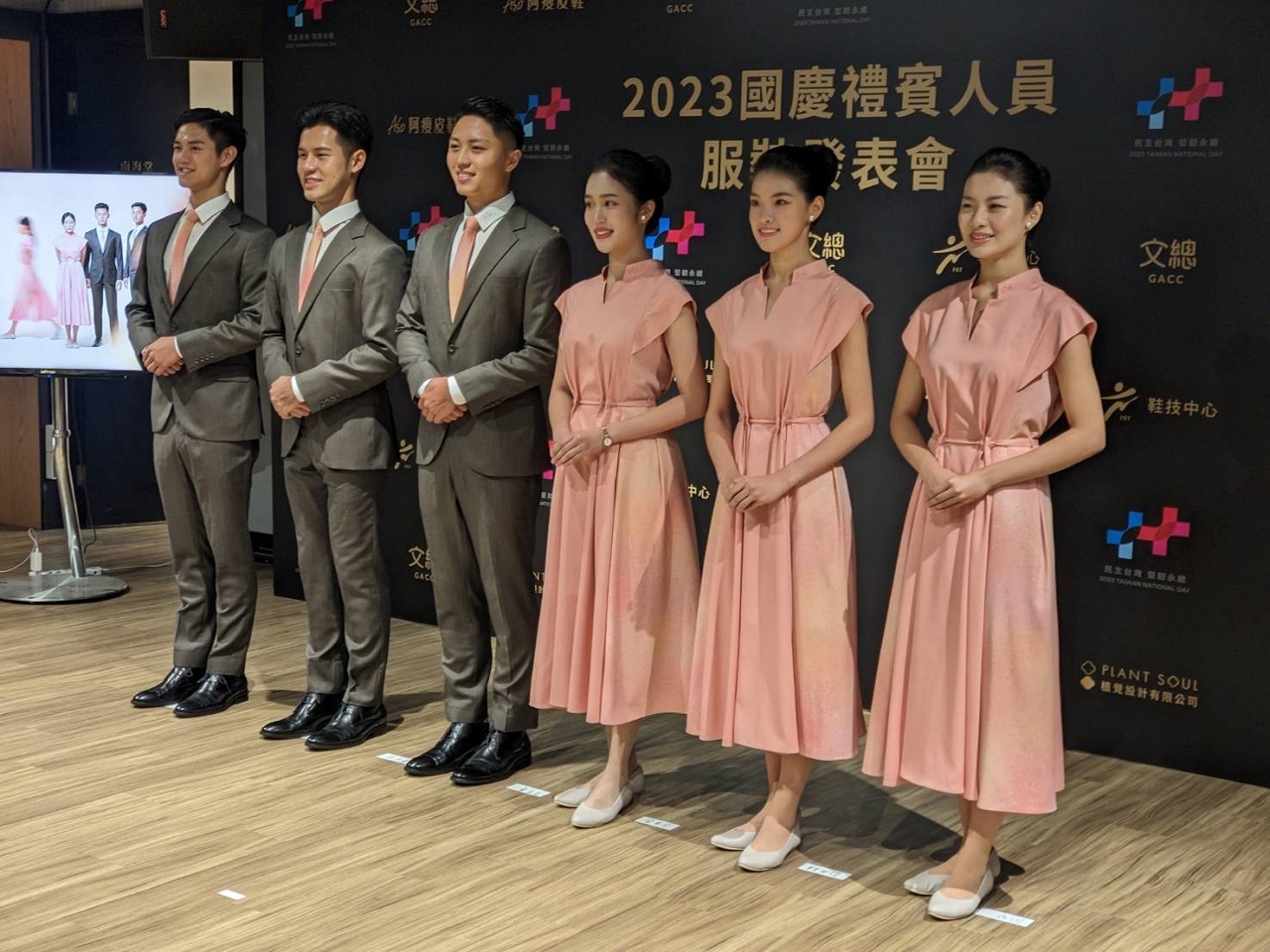 Ra mắt trang phục lễ tân tại Đại lễ chào mừng Quốc Khánh