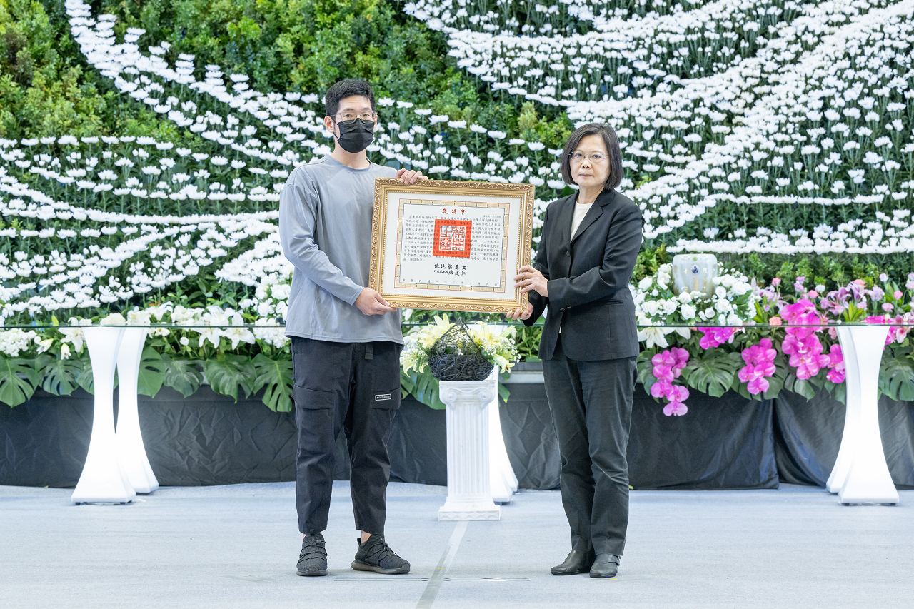 Tổng thống đích thân trao tặng “Bằng Tổ quốc ghi công” tại Lễ truy điệu 4 lính cứu hỏa hy sinh trong vụ cháy tại Công ty Ming Yang
