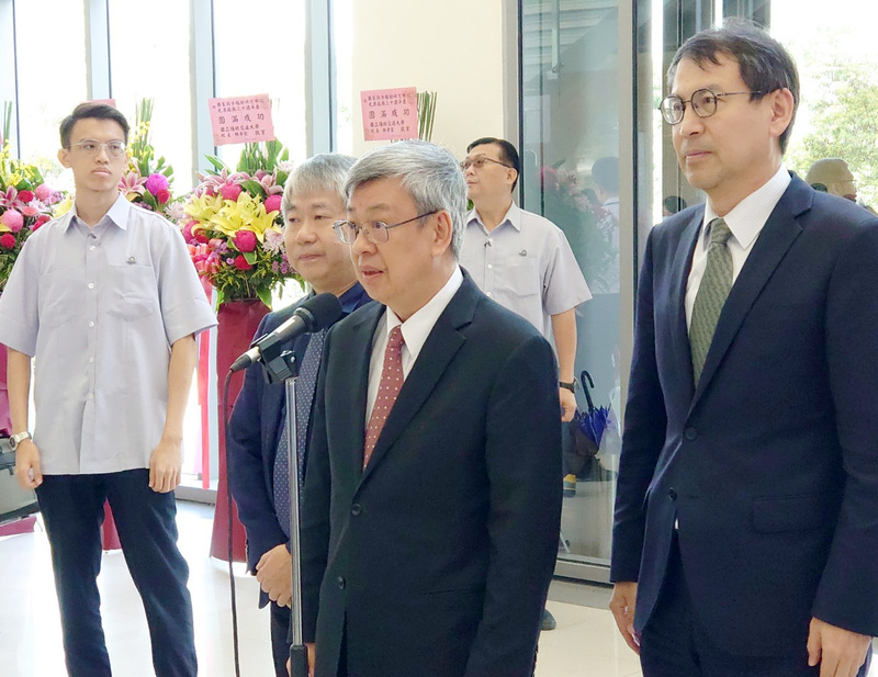 Tập đoàn KHKT Hồng Hải bị Trung Quốc điều tra thuế. Thủ tướng Trần Kiến Nhân: Trong thời gian bầu cử sẽ quan tâm đến nhu cầu của doanh nhân Đài Loan