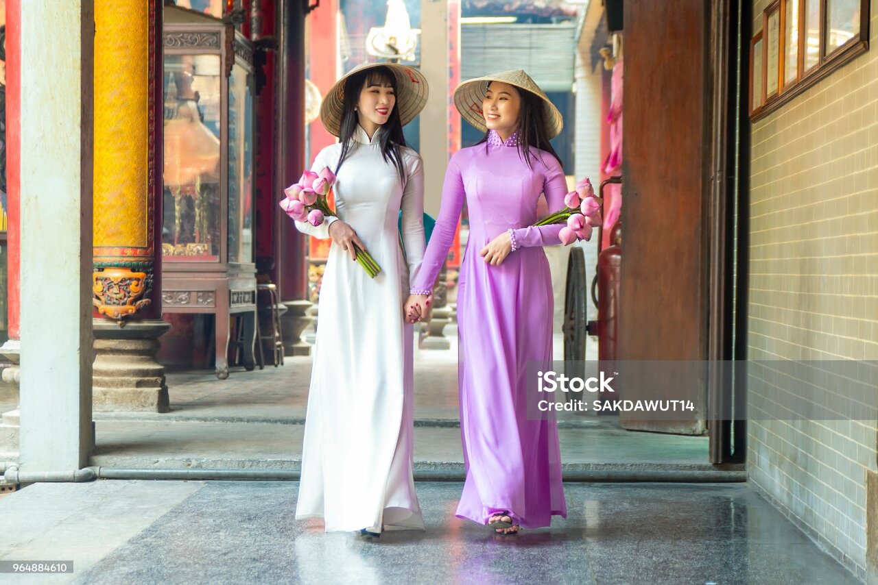 Tản mạn về tà áo dài Việt Nam trên đất Đài